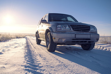 Fototapeta na wymiar SUV on winter horizon.