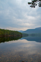 Schottischer Morgen an einem einsamen Loch
