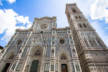 Fototapeta premium The Basilica di Santa Maria del Fiore and bell tower in Florence, Italy