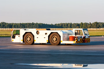 Aircraft towing tractor