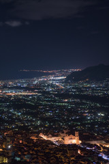 Obraz premium Veduta notturna del Duomo di Monreale e città di Palermo, Sicilia