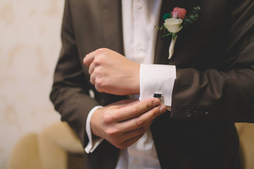 groom hands dressing
