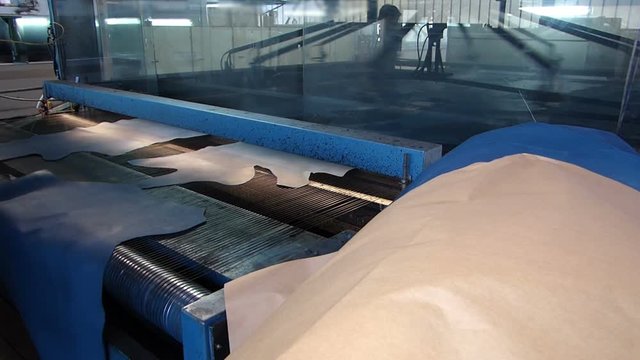 Automatic spraying paint machine for leather in tannery