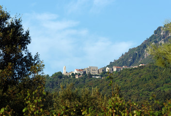 Fototapeta na wymiar Costa verde village in corsica mountains 