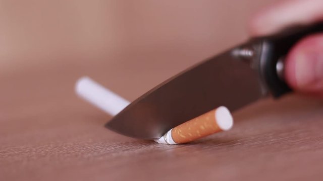 Cutting cigarette filter by knife