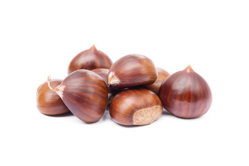 Obraz premium Chestnuts isolated on white background