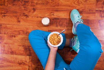 Woman sitting on the floor with healthy breakfast
