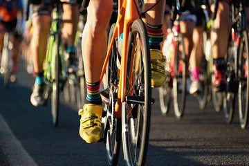 Cercles muraux Vélo Compétition cycliste, athlètes cyclistes faisant une course à la lumière du soir