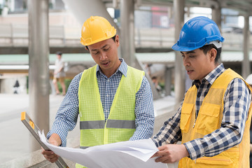 Fototapeta premium engineering construction teamwork concept : professional engineer work industrial project site