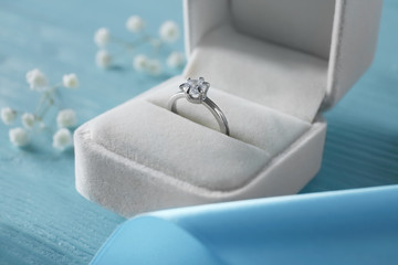 Box with luxury engagement ring on color background, closeup - obrazy, fototapety, plakaty