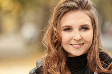 Naklejka premium Beautiful smiling woman outdoors