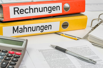 Aktenordner mit der Beschriftung Rechnungen und Mahnungen