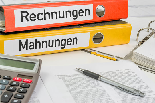 Aktenordner mit der Beschriftung Rechnungen und Mahnungen