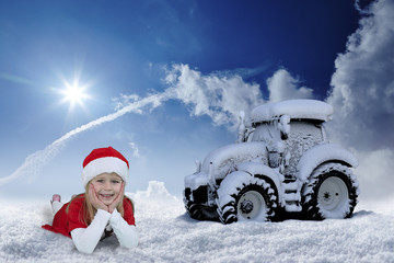 Eingeschneiter Traktor steht im tiefen Schnee © Biewer_Jürgen