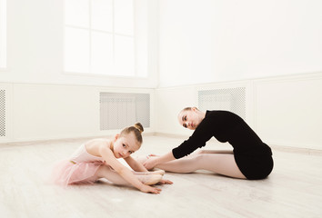 Obraz premium Little girl learn ballet with teacher copy space