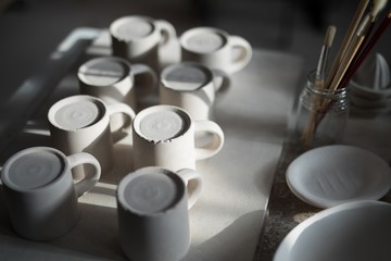 Obraz na płótnie Canvas Close-up of ceramic mugs arranged on worktop