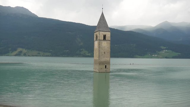 Campanile che emerge dal lago di Resia a Curon Venosta