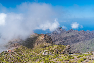 Lavalandschaft des Teno-Gebirges mit einer Serpentine-Straße auf Teneriffa