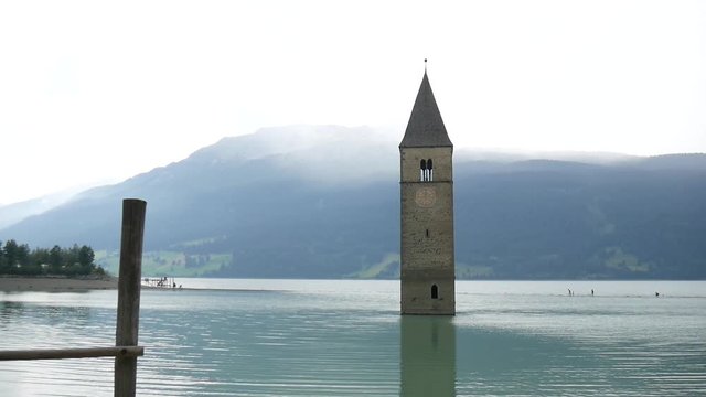 Campanile che emerge dal lago di Resia a Curon Venosta