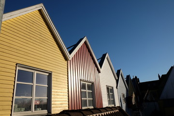 Bunter Hausgiebel mit blauem Himmel