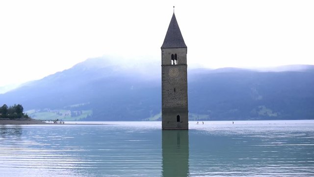 Campanile che emerge dal lago di Resia a Curon Venosta
