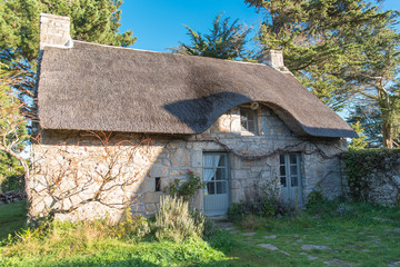 Fototapeta na wymiar Thatched cottage with blue door and windows, Ile aux Moines, Brittany 
