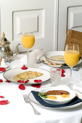 Brunch con huevos fritos y zumo de naranja