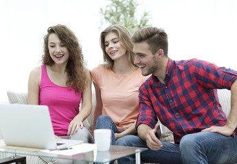 group of students watch the video on the laptop