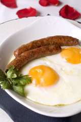 huevos fritos con salchichas 