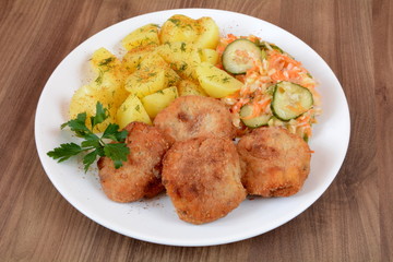 kotlety z ziemniakami i surówką  