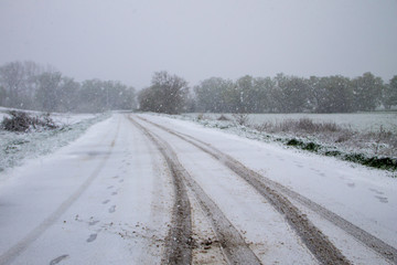 Obraz premium Snowy road during snowfall
