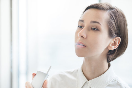 電子タバコを吸う女性 Stock Photo Adobe Stock 電子タバコを吸う女性 Stock Photo Adobe Stock