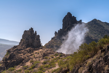 Fototapeta na wymiar Wolke schwebt durch Lavalandschaft des Teno-Gebirges auf Teneriffa