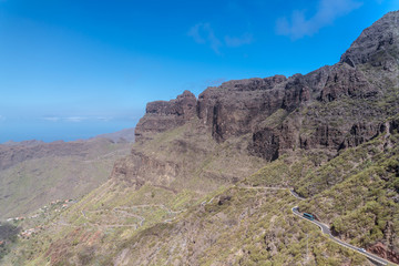 Serpentine durch die Schlucht des Teno-Gebirges auf Teneriffa