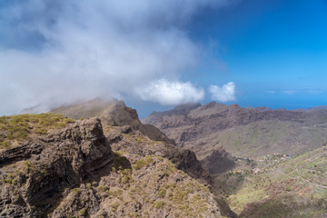 Teno-Gebirge auf Teneriffa mit Schleierwolken und einer Bergstraße