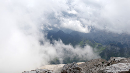 Fototapeta na wymiar Nuvole in alta montagna dalla vetta del Piz Boè in Dolomiti