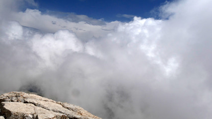 Nuvole in alta montagna dalla vetta del Piz Boè in Dolomiti