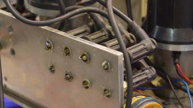 15707_A_test_on_the_cars_spark_plug_on_the_test_bench.mov