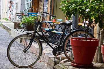 Fototapeta na wymiar bicycle parked near a street cafe
