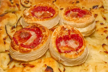 Selbstklebende Fototapeten Pizzette Rosse su Focaccia alle Cipolle Red Pizzas on Focaccia with Onions © picture10