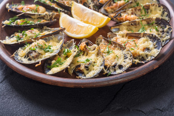 Mussels baked with cheese