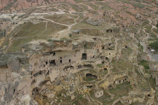 Capadocia, región histórica de Anatolia Central, en Turquía, que abarca partes de las provincias de Kayseri, Aksaray, Niğde y Nevşehir.