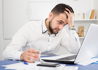 Naklejka premium Man having problem in office