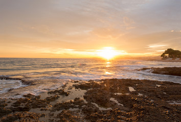 Obraz premium The calm sea in a very cloudy sunset