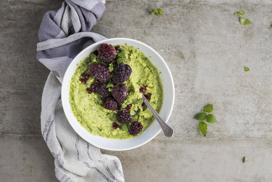 Green Spinach, Mint and Blackberry Smoothie Bowl