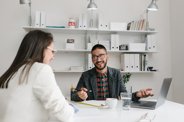 Obraz premium Human resources manager reacting well on candidate's jokes