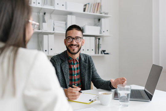 Company recruiter guiding job candidate through a job interview