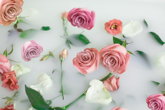 Bouquet of Roses. Bath with Rose Petals Stock Photo - Image of mineral,  bath: 114991332