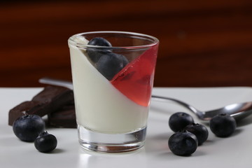 Panna cotta ai mirtilli con cioccolata
