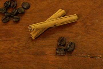 Chicchi di caffè e cannella su tavolo di legno rustico